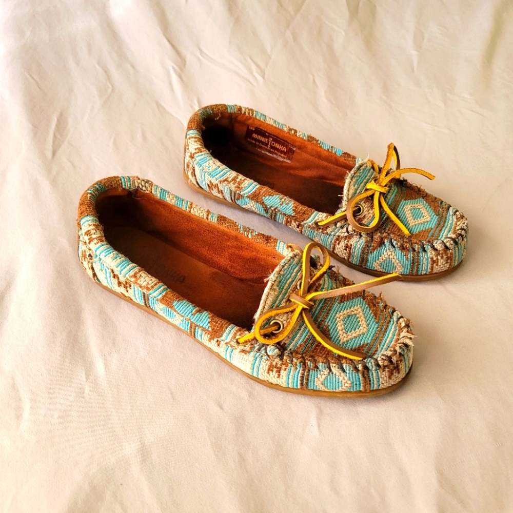 Minnetonka Women's Fabric Moccasins Slip-on Multicolor size 6